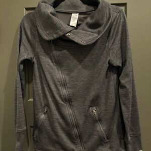 Stylish, athletic jacket with cross zipper